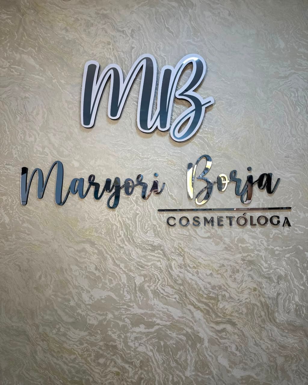 Rótulo de Maryori Borja Cosmetóloga en la sede
