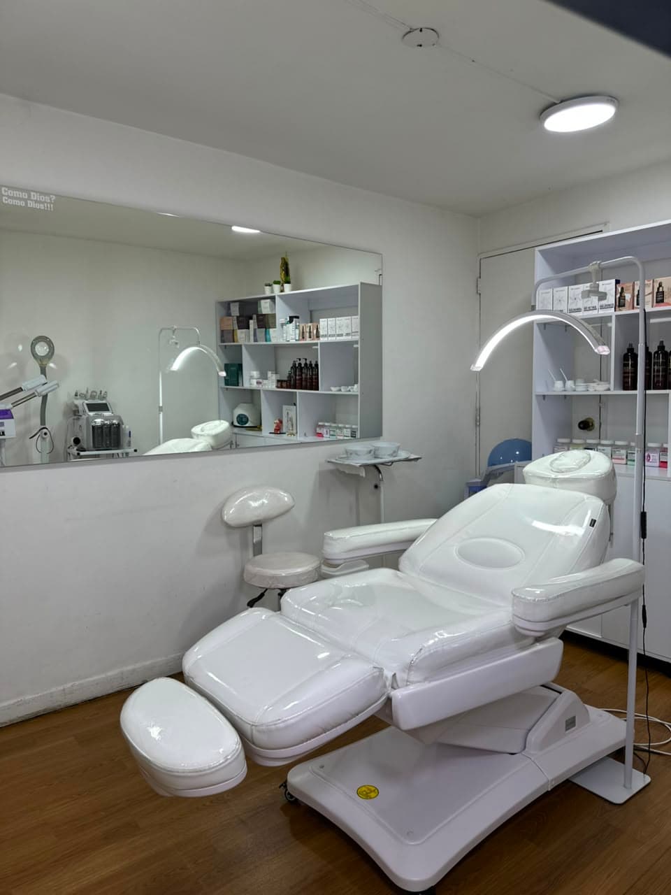 Cabina con el sillón de tratamiento facial